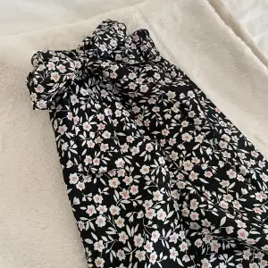 Fin kjol, köpt på ONLY förra sommaren💗 säljs då den tyvärr inte kommer till någon användning🫶🏼