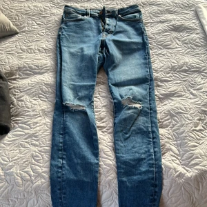 Ett par blåa jeans  - Jätte sköna men för mig så va dom för långa