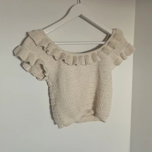 Stickad topp - En jättesöt beige/vit stickad topp från hm. I bra skick