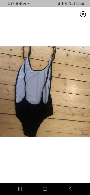 Snygg svart baddräkt med djup rygg - Supersnygg baddräkt som jag köpt här på plick. Tyvärr var jag lite för kort för att den skulle sitta snyggt. Är 158 cm