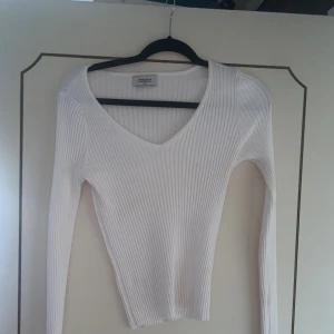 Ribbad topp - Jättefin ribbad topp med långa ärmar och v-ringning. I ett tjockare material så den känns lyxig! Materialet är dessutom väldigt töjigt och storleken är One-size, så skulle säga att den passar från S-L. Skriv vid fler bilder eller intresse🤍