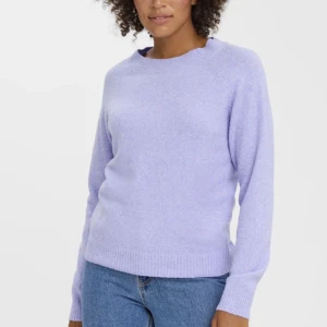 Lila stickad tröja  - Säljer denna jättesköna lila stickade tröjan från veromoda. Endast använd en gång och har inte någon noppra. Nypris är runt 250kr.   Kom privat för fler bilder eller andra funderingar💜💜