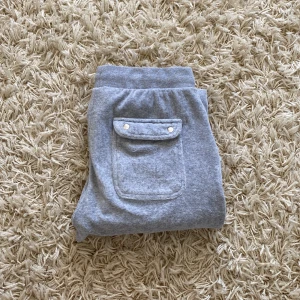 Juicy Couture  - Vill nån köpa dessa gråa juicy byxor?❤️