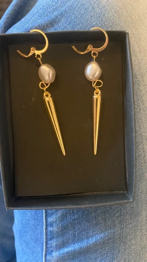 Egengjorda örhängen  - Superfina egengjorda örhängen med en vit pärla samt en nit❤️99kr