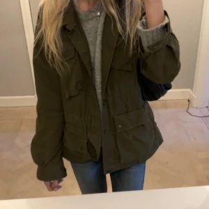 Grön jacka - Grön vår jacka, står ingen storlek men skulle säga att den passar xs-m❤️