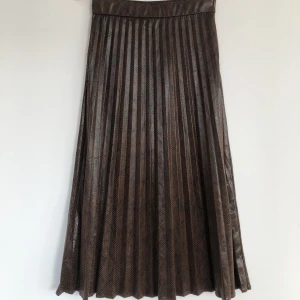 Långkjol xs - Brun långkjol från zara storlek xs. Gott skick!