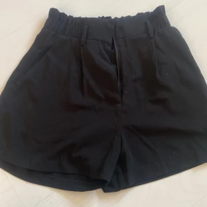 svarta shorts  - svarta shorts