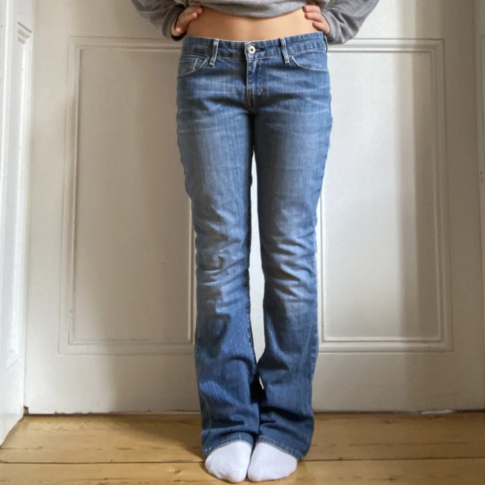 Lågmidjade jeans från Levis! Midjemått: 83cm Innerbenslängd: 79cm Bra skick, frakt 64kr. Jeans & Byxor.