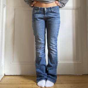 Lågmidjade jeans från Levis! Midjemått: 83cm Innerbenslängd: 79cm Bra skick, frakt 64kr