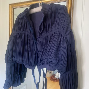 Blus - Marinblå blus köpt på Two angels, långa fluffiga ärmar 💙💙 helt oanvänd