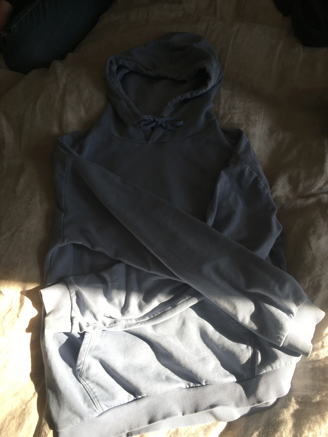Ljusblå hoodie