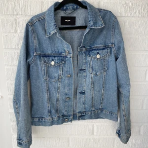 Jeansjacka - Superfin jeansjacka! Använd men i bra skick. Samma model som på tjejen fast en mörkare tvätt.