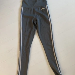 Adidas - träningsleggings med slitning på ena knät 