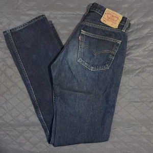 Levis 501 jeans mörkblå - Mycket bra skick trots att de har använts. Storleken är W31L36. Kan gå ner i pris vid snabb affär. Köparen står för frakt!