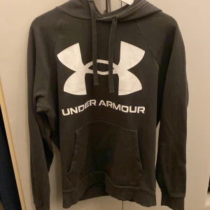 hoodie - säljer en skogsgrön under armour hoodie. storleken är supermedium. inte använd så mycket. köparen står för frakten💗