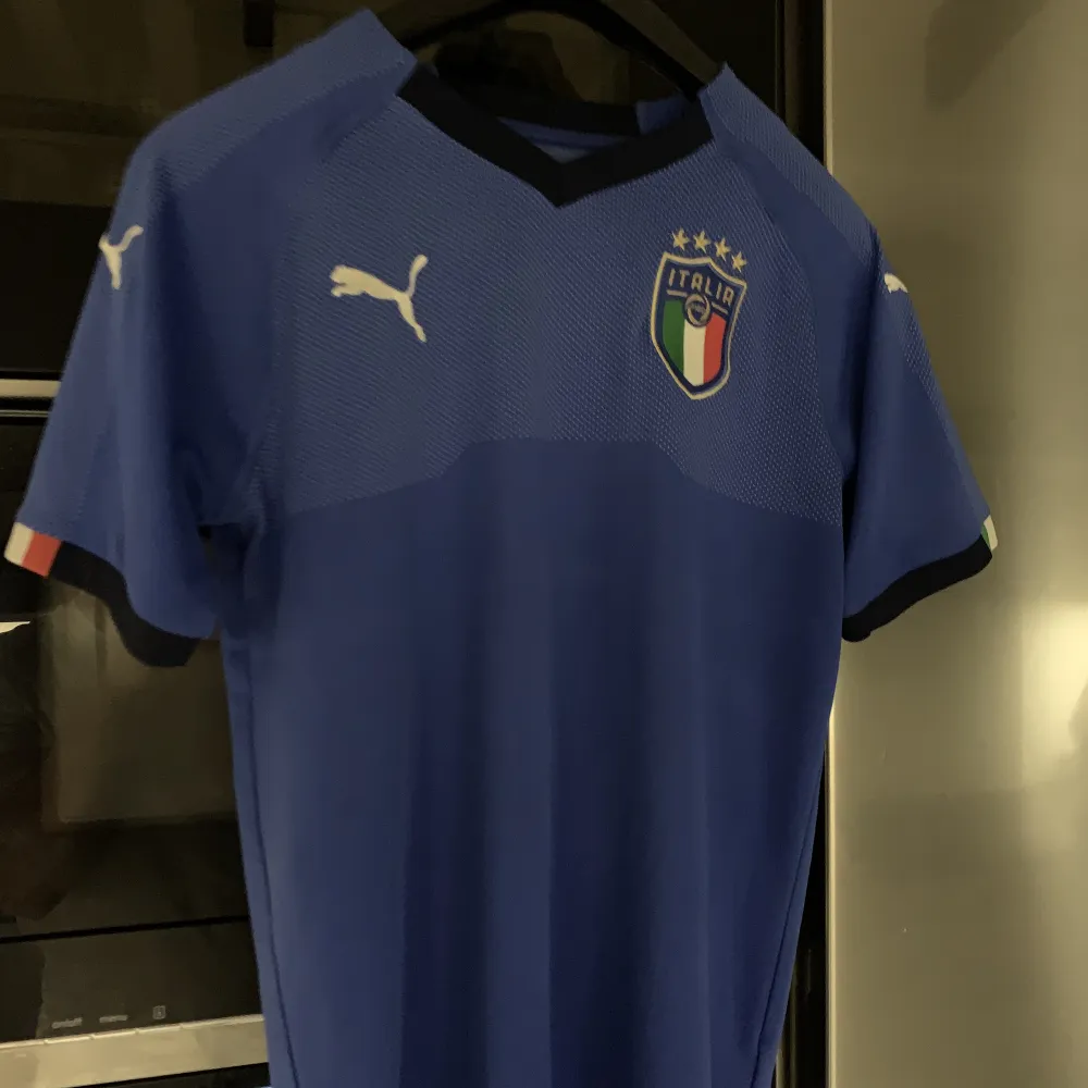 Italien Puma fotbollströja. Skick 8,5/10. Storlek S. . T-shirts.