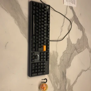  Tangentbord - Säljer mitt tangentbord har använt den 1 år. Är lite sönder där uppe men knapen fungerar helt okej 