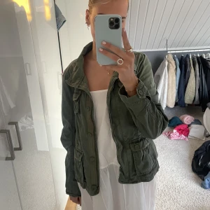 Grön jacka - Mörkgrön jacka med snygga detaljer. Den är lite mindre i storlek, så passar ca S/M om man vill att den sitter som på mig!