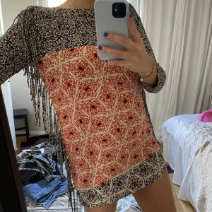 Zara klänning - Sjukt snygg klänning med fransar