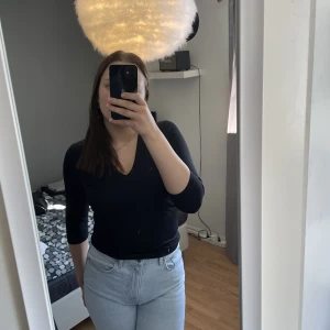 Trekvart tröja - En svart trekvartsärmand tröja, glansigt material och väldigt lent, som träningsmaterial. Oanvänd eftersom jag inte riktigt gillar hur den sitter på mig. V-ringad. Storlek M men skulle säga mer som en S.