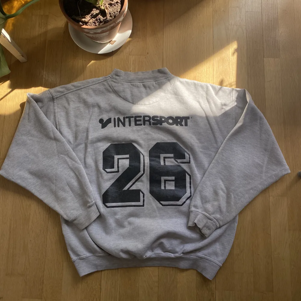 Grå sweatshirt med riktigt snygg boxig passform. Coolt gammalt tryck med laget IF Väster. Skriv vid frågor!. Hupparit & Collegepaidat.