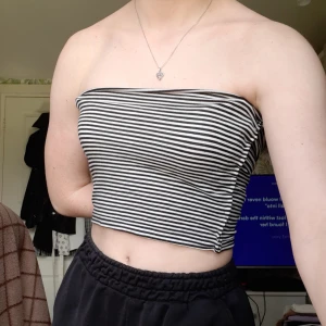 Crop topp  - Randig crop topp som jag har klippt själv och sytt in. Fin nu till sommaren🤍🌷