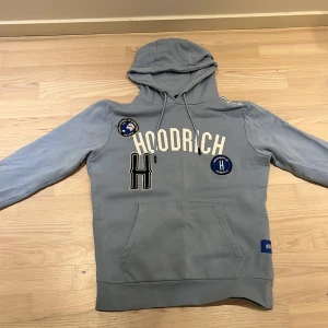 Hoodrich baby blue - Användes inte ofta, då jag bytte klädstil. Forfarande i bra form, men har en nästan osynligt svart sträck vid högra axeln.
