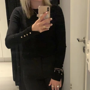 Tröja - Säljer denna tröja från zara, den är i bra skick! Kontakta för fler bilder 🫶🏽