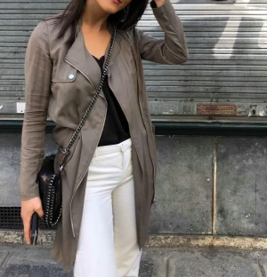 Olivgrön vårkappa (34 / XS) - Tunnare kappa / jacka från H&M, perfekt till våren och sommaren. Olivgrön färg-ish. Nytvättad.