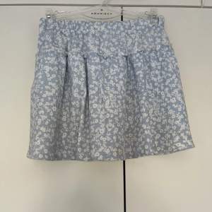 En jättefin kjol från zara, köpt förra året och säljs för att den inte kommer till användning