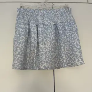 En jättefin kjol från zara, köpt förra året och säljs för att den inte kommer till användning