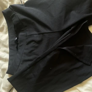 Utsvängda byxor  - Utsvängda byxor med split, aldrig använda. Perfekt längd på mig som är 171cm. Tjockare material så känns inte som tights. Aldrig använda!