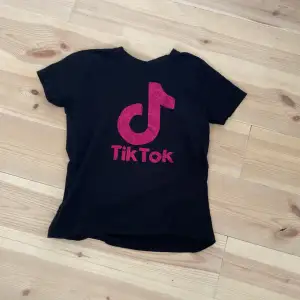 Jag säljer denna härliga TikTok tröja som är köpt och tryckt i Grekland! 