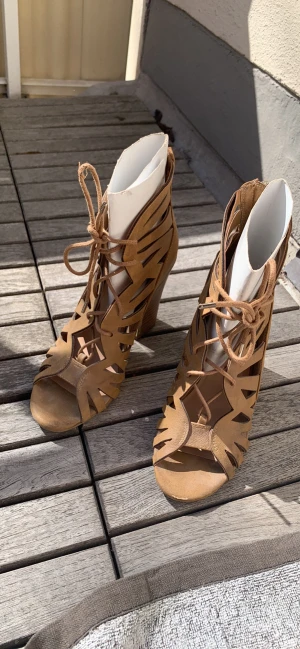 Klackskor, 36 - Jättefina och sköna pga. den tjockare klacken, men använder aldrig. Perfekta till festliga tillfällen.