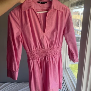 Zara klänning - Super fin rosa klänning från Zara, den är något kortare i armarna och har volang längst ner 😇 Använd fåtal gånger men har inge defekter eller liknande
