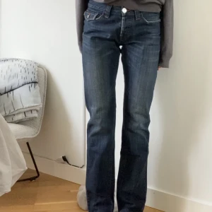 Lågmidjade jeans - Lågmidjade jeans köpta second hand i Italien, midjemått 88cm och innerben 84cm💕