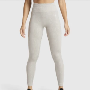 Gymshark tights  - Gymshark tights i storlek xs. Adapt animal seamless, butterfly, i färgen grey. Fint skick! Kommer inte till användning