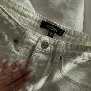 Snygga vita jeansshorts från missguided i strl 36 (stora i strl). Säljer pga för stora på mig, har aldrig kommit till användning så är i nyskick🤍