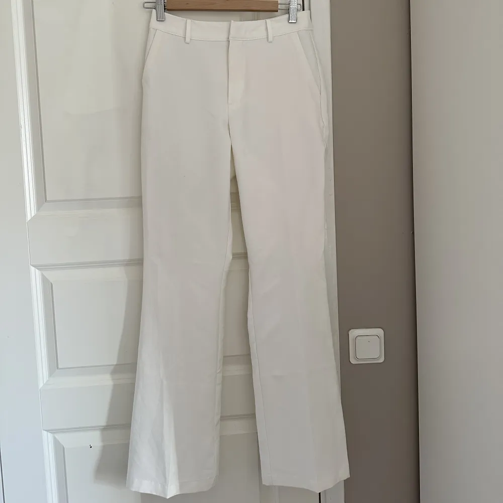 Vita kostymbyxor från bikbok aldrig använda endast testade!. Jeans & Byxor.
