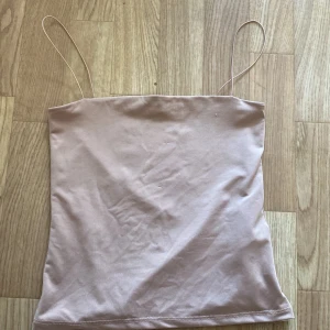 Topp - Ett rosé rosa Linne/topp. Inte använt så ofta bara nån gång. Jag tror att den är från antingen new yorker eller H&M