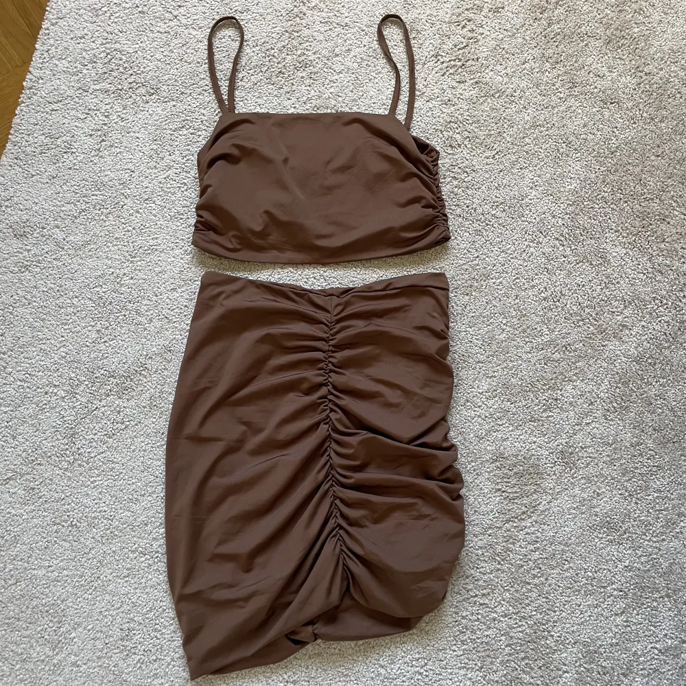 Set (top+kjol) från Shein. Endast provad. Skönt mjukt material som formar kroppen väldigt snyggt. . Kjolar.