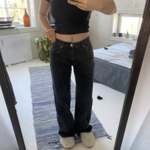 Snygga svarta jeans från pull & bear! Säljer på grund av att de inte  kommer till användning (skulle säga att de passar på 36 oxå) 