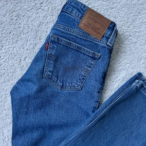 Levis jeans  - Säljer mina Levis jeans i storlek W24. Lågmidjade och raka. Jag är 170 och dom är hellånga. Passar mig som vanligtvis har 34 i byxstorlek. 