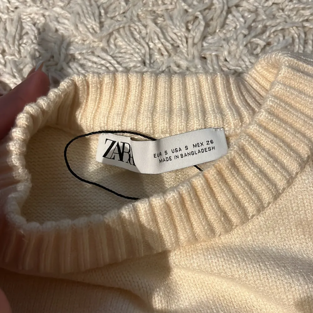 Tjock jättefin stickad tröja från Zara. Endast testat, alltså bra kvalitet. Inte stiksig utan jättemjukt material. Säljer pga den kommer inte till användning. Storlek S💕💕. Stickat.