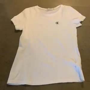 Calvin Klein T-shirt helt ny aldrig använd bara testat Strl s