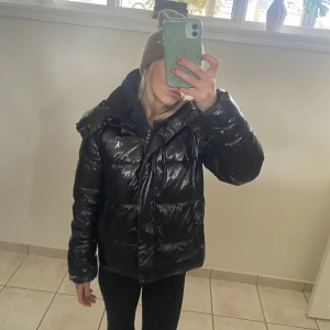 Calvin Klein jacka  - Säljer denna så snygga jacka från Calvin Klein! Den har inga skador, defekter eller liknande. Hör av er om ni är intresserade eller vill ha mer bilder❤️Köpte för 2200!