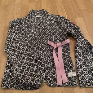 Odd Molly kofta - Fin Odd Molly kofta. Svartvit med rosa band. Storlek 2 (M)