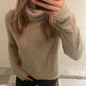 Beige polotröja  - Ganska tunn stickad tröja med polo💞
