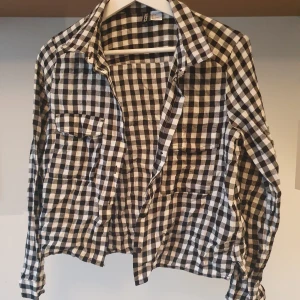 Croppad rutig skjorta - Supersnygg (och mysig!) rutig skjorta i cropped modell. Använd 2ggr så i nyskick! Kan stylas på olika sätt så passar till allt. 🥰 Och fickorna är äkta! Passar storlek 36-38