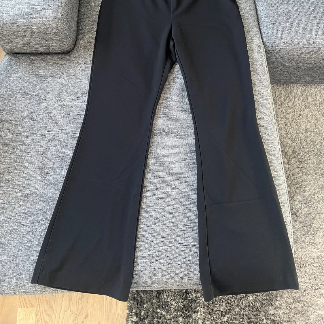 Svarta utsvängda kostymbyxor - 91